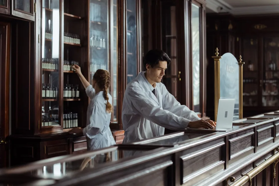 Dược sĩ và nhân viên tại nhà thuốc